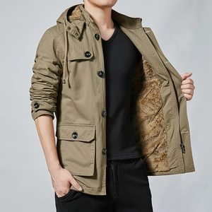 Detailansicht eines khakifarbenen Herren-Parkas mit warmem Fleecefutter und Cargotaschen