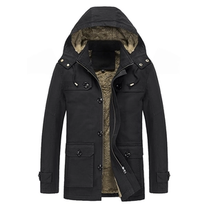 Detailansicht der schwarzen Herrenjacke aus Baumwolle mit dickem Fleece und Kapuze