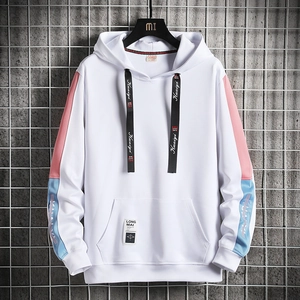 Détail du sweat à capuche blanc pour homme avec manches colorées et poche kangourou frontale