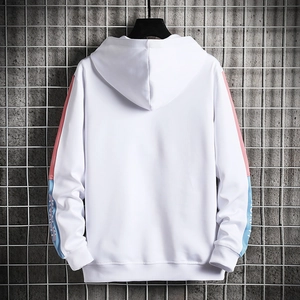 Détail des manches color-block et des poignets côtelés sur un sweat blanc à capuche