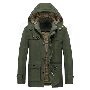 Herren Parka in Olivgrün mit warmem braunem Teddyfutter und Knopfleiste im Detail