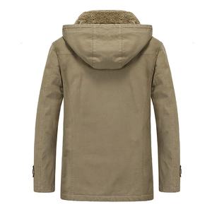 Detailansicht der Herren-Winterjacke mit dickem Fleecefutter und robuster Baumwolltextur