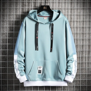 Détails du sweat à capuche bleu clair avec manches à rayures blanches et cordon