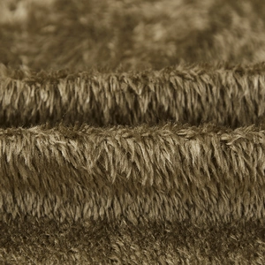 Detailaufnahme des weichen braunen Kunstfellfutters mit flauschiger Textur und Dichte