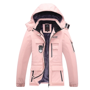 Detailansicht der rosa Fleecejacke mit warmem lilafarbenem Plüschfutter innen