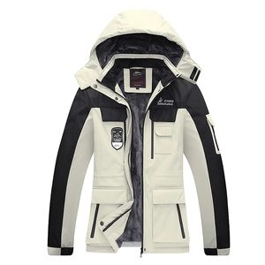 Detail der winddichten Kapuzenjacke mit grauem Fleece-Futter und Kontrastdesign