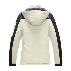 Detailansicht des Winterparkas mit Kapuze, Kontrastfeldern und Taillenzugband
