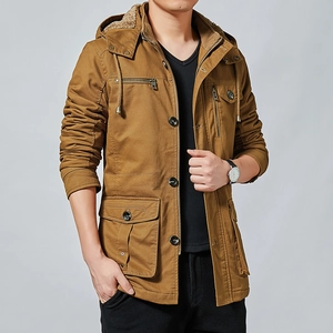 Detail von warmem Fleece-Futter und Baumwollgewebe an dieser Herren Winterjacke