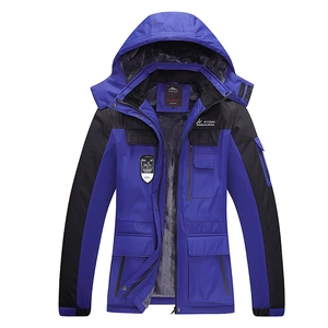 Detail von grauem Fleece-Futter und Stickerei auf einer blau-schwarzen Outdoor-Jacke