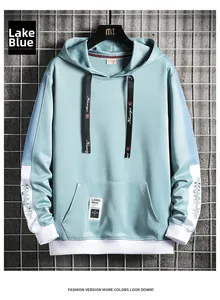 Détail du sweat à capuche bleu lac avec poignets côtelés et étiquette Long Mai sur la poche