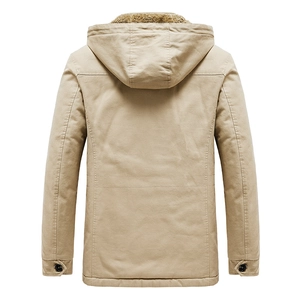 Rückansicht der khakifarbenen Winterjacke mit Fleecefutter und Sherpa-Kapuze