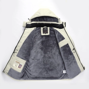 Detail der Winterjacke mit warmem grauem Fleece-Futter und praktischen Innentaschen
