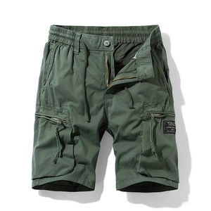 Short cargo homme vert militaire ample avec plusieurs poches et taille à cordon élastique