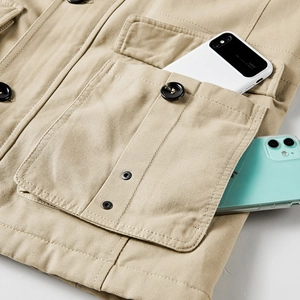 Detailansicht der Cargotaschen an der Baumwolljacke mit robusten Nähten und festem Stoff