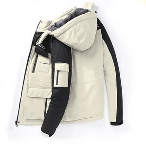 Detail von warmem grauem Fleecefutter und winddichtem Stoff einer Winterjacke