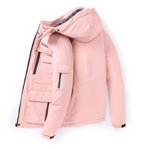 Detail einer rosa Outdoorjacke mit winddichter Kapuze und praktischen Taschen