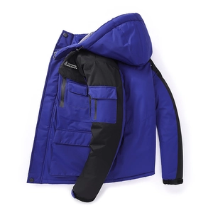 Detailansicht der wasserdichten Reißverschlüsse und Struktur der blauen Winterjacke