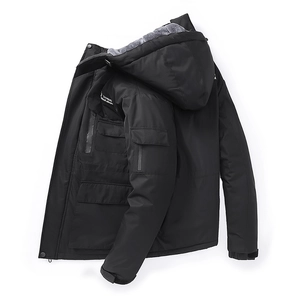 Detailansicht der schwarzen Kapuzenjacke mit grauem Fleece-Futter und Reißverschlusstaschen