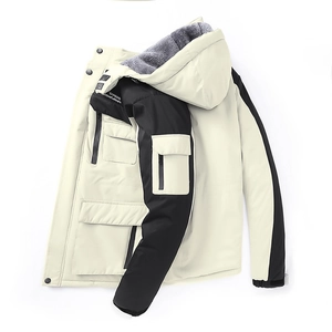 Detailansicht des Winter-Parkas mit dickem grauem Fleecefutter und Kapuzen-Design