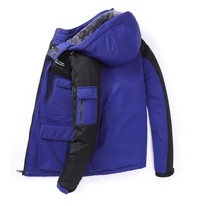 Detail der blauen Outdoorjacke mit warmem Kunstpelzfutter und strapazierfähigem Stoff