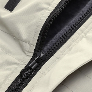 Detail eines robusten Reißverschlusses und warmem Fleece-Futter einer Winterjacke