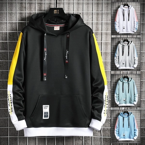 Sweat à capuche pour homme noir avec manches contrastées jaune et blanc style urbain