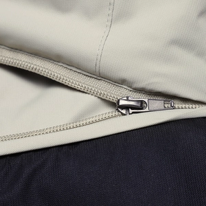 Detailaufnahme des matten Metallreißverschlusses und des winddichten Stoffes der Winterjacke