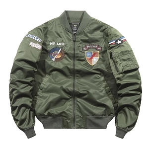 Dettaglio delle toppe ricamate e della tasca con zip sul bomber verde militare