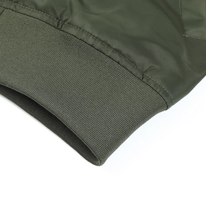 Dettaglio del bomber verde militare con tessuto antivento e polsini in maglia a costine