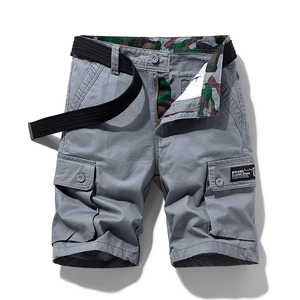 Pantaloncini cargo grigi da uomo con tasche multiple e cintura nera su sfondo bianco