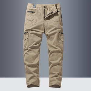 Détail d'un pantalon cargo kaki avec plusieurs poches utilitaires et fermeture zippée