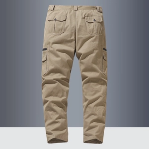 Vue arrière du pantalon cargo en coton kaki avec plusieurs poches fonctionnelles