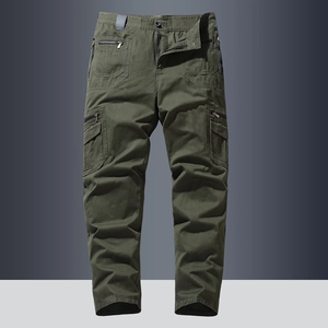 Vue détaillée du pantalon cargo vert armée avec poches 3D et texture en tissu sergé robuste