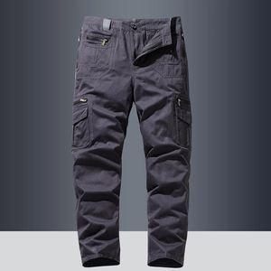 Détails du pantalon cargo tactique gris foncé avec plusieurs poches et finitions en métal