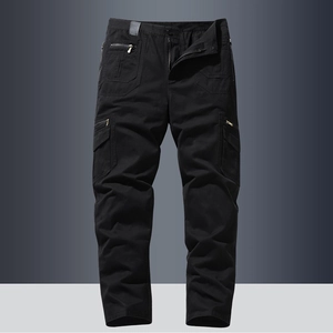 Détail d'un pantalon cargo noir avec plusieurs poches et tissu en coton durable résistant