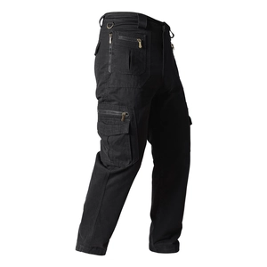 Lockere Herren Cargohose in Schwarz mit mehreren Taschen aus robustem Canvas