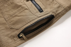 Detail der Khaki Cargo-Hose mit Bronze-Reißverschluss und Baumwollstoff mit Doppelnaht