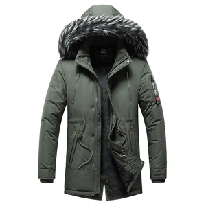 Parka invernale da uomo verde oliva con cappuccio in pelliccia e fodera in pile
