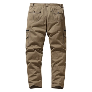 Detailansicht der khaki Baumwoll-Cargohose mit funktionalen Klapptaschen und Reißverschlüssen