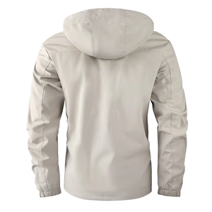 Achteraanzicht van een lichtbeige jas met capuchon met schouderlijn en textuur