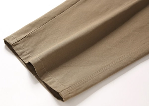 Detailaufnahme des Cargo-Hosen-Saums in Khaki mit robuster Doppelnaht-Verarbeitung