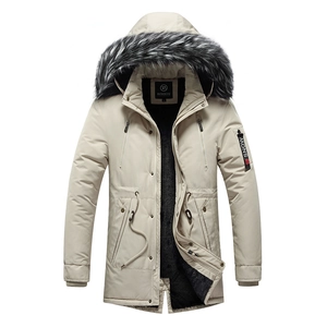 Parka uomo bianco crema di media lunghezza con collo in pelliccia e interno in pile