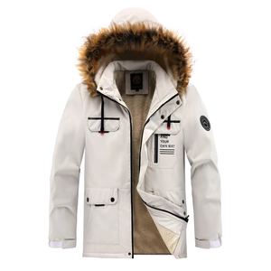 Detail der Kapuzenjacke mit großem Kunstpelzkragen und warmem Fleece-Futter