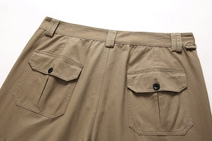 Detailansicht der khakifarbenen Cargo-Hose mit Druckknopftasche und Metall-D-Ring