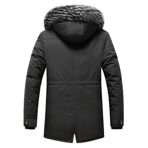 Vista posteriore del parka nero da uomo con cappuccio in ecopelliccia grigia e spacco