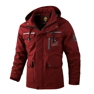 Detail van bordeauxrode parka met capuchon, vier klepzakken en FIND YOUR OWN WAY-opdruk