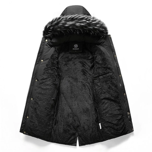 Dettaglio del parka da uomo con collo in ecopelliccia e calda fodera in pile