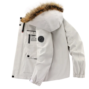 Detail eines weißen Parkas mit Kunstpelzkragen und besticktem Ärmelabzeichen am Ärmel