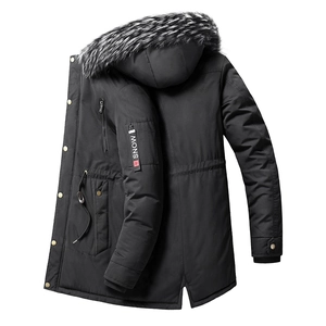 Dettaglio del parka invernale nero con cappuccio in pelliccia e cinturino decorativo