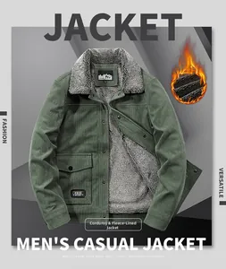 Detail einer olivgrünen Cordjacke mit warmem Fleece-Futter und Brusttaschen-Akzent